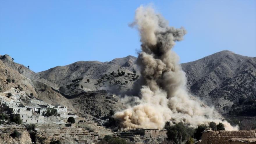 Columna de humo levantada por un ataque aéreo estadounidense en la provincia de Paktia, en el este de Afganistán.