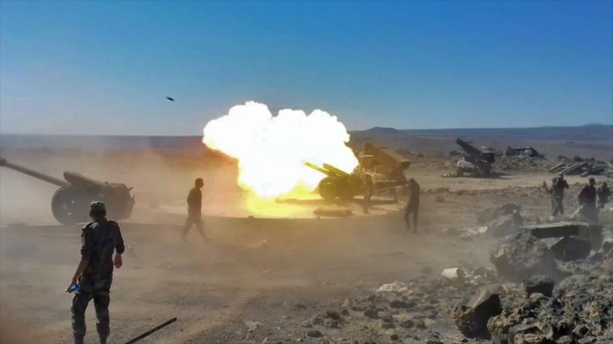Artillería del Ejército sirio bombardea blancos del grupo terrorista Daesh en el sur de Al-Sweida, 5 de septiembre de 2018. (Fuente: AFP)
