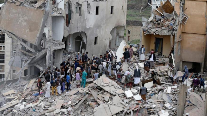 La gente busca debajo de los escombros de una casa destruida por un ataque aéreo liderado por Arabia Saudí en Sana, Yemen, 25 de agosto de 2017. 
