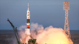 Cohete Soyuz se acopla a la Estación Espacial Internacional