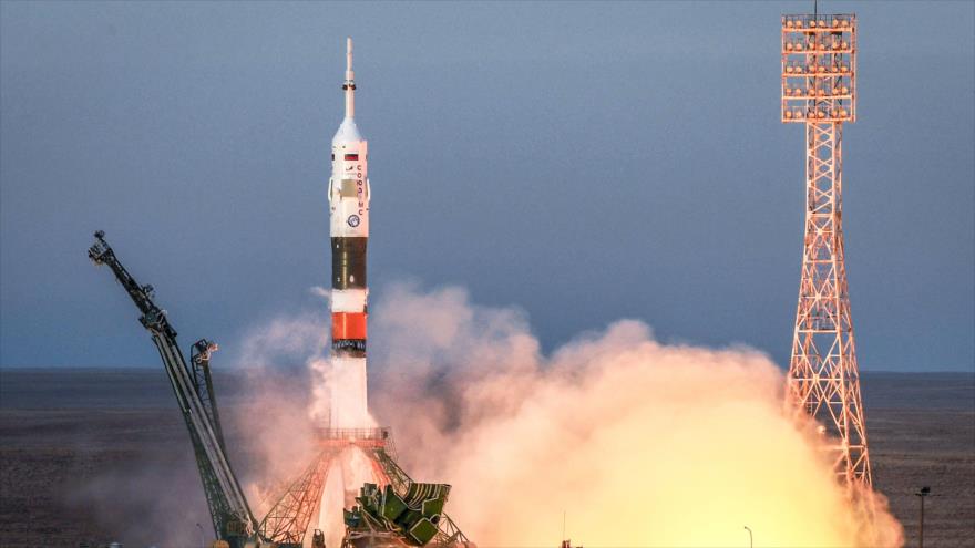 Cohete Soyuz se acopla a la Estación Espacial Internacional