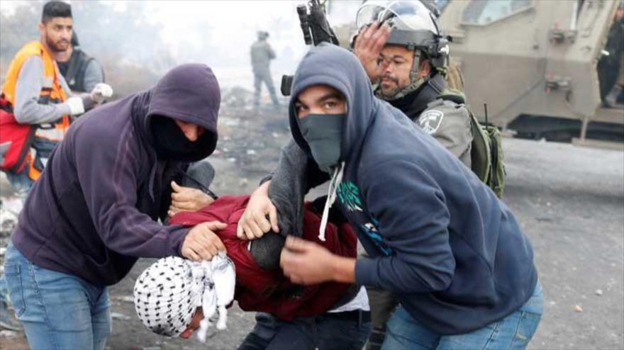 Agentes israelíes disfrazados de manifestantes palestinos detienen a un palestino en una localidad cisjordana.