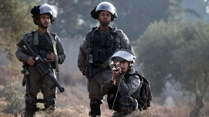 Soldados israelíes apuntan contra manifestantes palestinos al sur de Nablus, en la ocupada Cisjordania, 15 de octubre de 2018. (Foto: AFP)