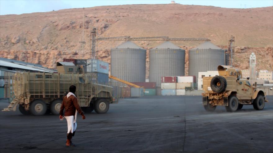 Convoy de milicias apoyadas por Arabia Saudí en el puerto de Mukalla, suroeste de Yemen. (Foto: AFP)