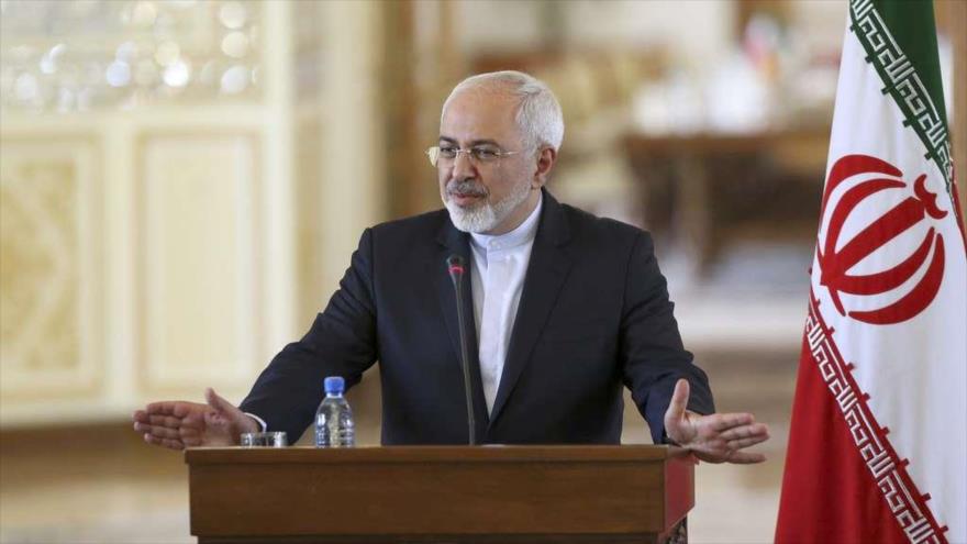 El canciller de Irán, Mohamad Yavad Zarif, habla en una rueda de prensa en Teherán, la capital.