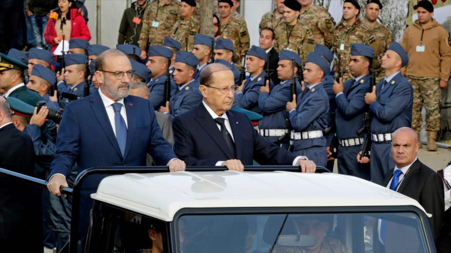 El presidente de El Líbano, Michel Aoun (dcha.), en un desfile militar en Beirut, 22 de noviembre de 2018.