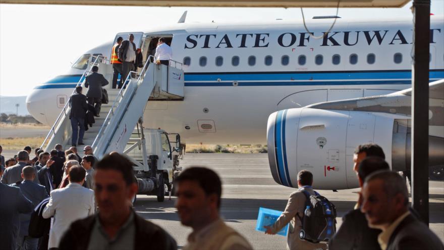 Una delegación del movimiento yemení Ansarolá se prepara para emprender viaje rumbo a Suecia en el aeropuerto de Saná, 4 de diciembre de 2018. (Foto: AFP)