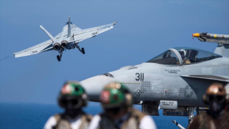 Un cazabombardero estadounidense Boeing F/A-18E/F parte con la misión de bombardear objetivos en el marco de la llamada coalición anti-EIIL en Siria.