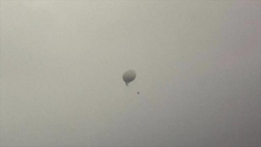 Israel lanza un globo aerostático con cámaras de vigilancia desde una localidad en el sur de El Líbano, 5 de diciembre de 2018. (Foto: MNA)