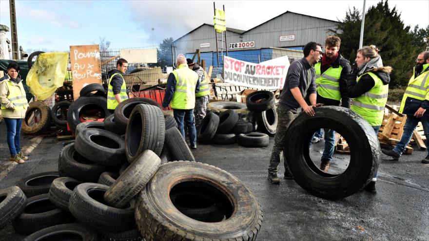 Integrantes de los “chalecos amarillos” levantan una barricada en Montabon, noroeste de Francia, 4 de diciembre de 2018. (Fuente: AFP)