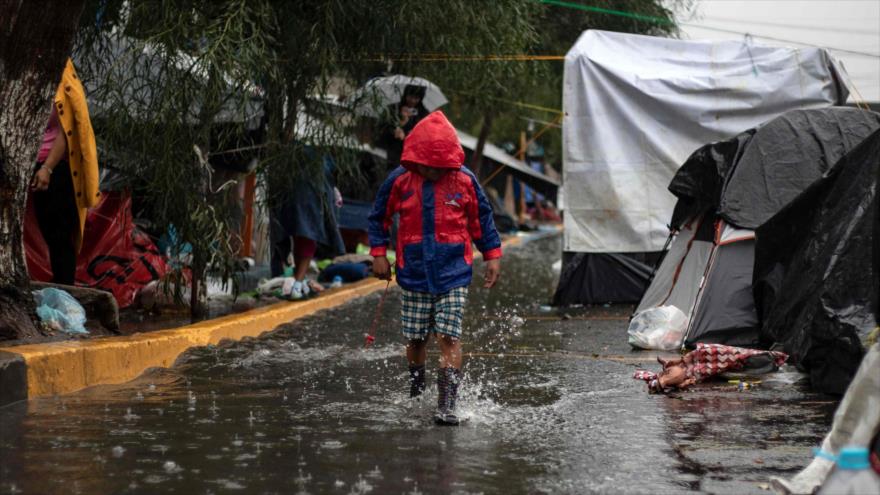 Un niño migrante camina en un refugio temporal, instalado para la llamada caravana de migrantes, Tijuana (México), 5 de diciembre de 2018. (Foto: AFP)