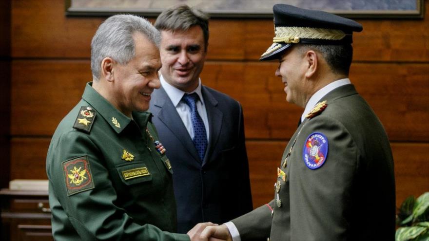 El ministro de Defensa de Rusia, Serguéi Shoigu (izq.), y su homólogo de Venezuela, Vladimir Padrino López, 3 de abril de 2018.
