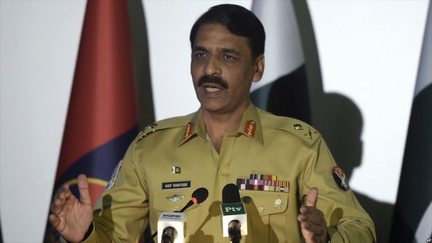 El portavoz del Ejército de Paquistán, el mayor general Asif Ghafoor, durante una conferencia de prensa.
