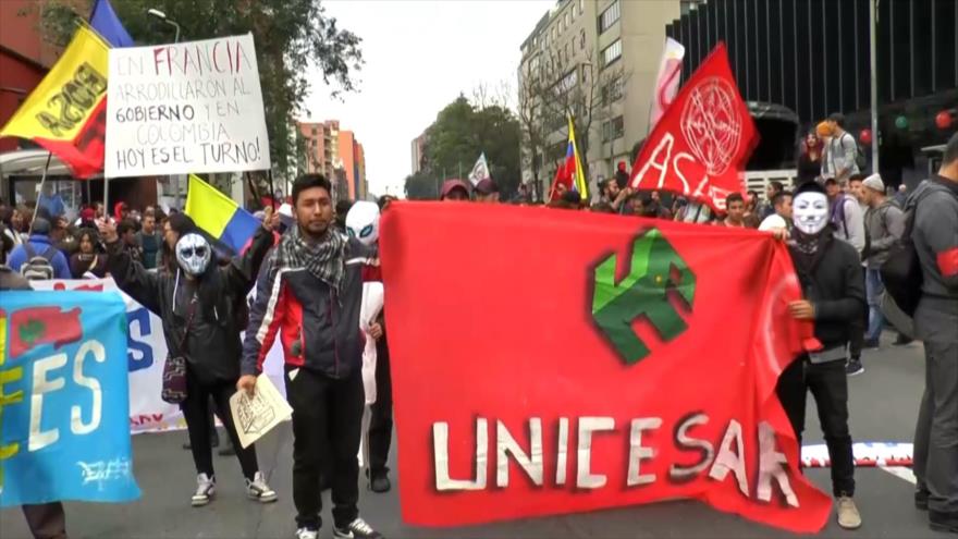 Los estudiantes universitarios salen a marchar en Colombia