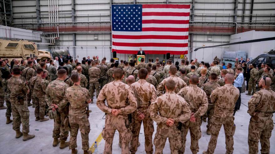 Fuerzas de EE.UU. escuchan el discurso del secretario de Estado, Mike Pompeo, en la base militar de Bagram, Afganistán, 9 de julio de 2018. (Foto: AFP)