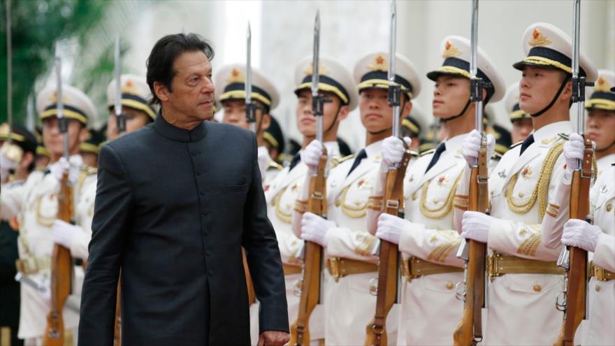 El primer ministro de Paquistán, Imran Jan, llega a Pekín, capital china, 3 de noviembre de 2018. (Foto: AFP)
