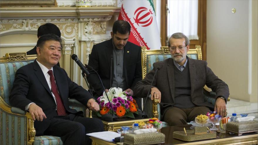 Pdte. del Parlamento iraní, Ali Lariyani (dcha.) y el vicepresidente del Comité Permanente de la APN de China, Chen Zhu (izda.), 6 de diciembre de 2018.