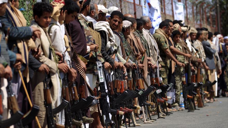 Los miembros del movimiento popular yemení Ansarolá en Saná, la capital de Yemen, 27 de septiembre de 2018. (Foto: AFP)