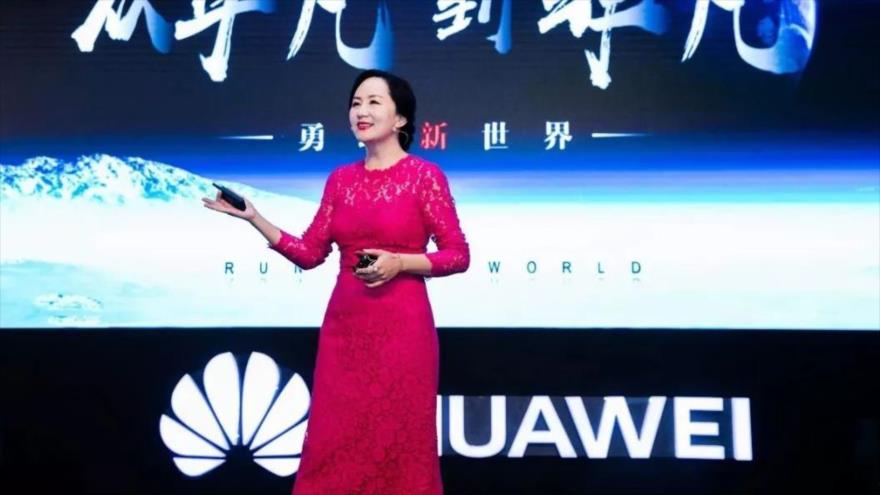 La directora financiera de Huawei, Meng Wanzhou, presenta algún producto de esta empresa tecnológica china.