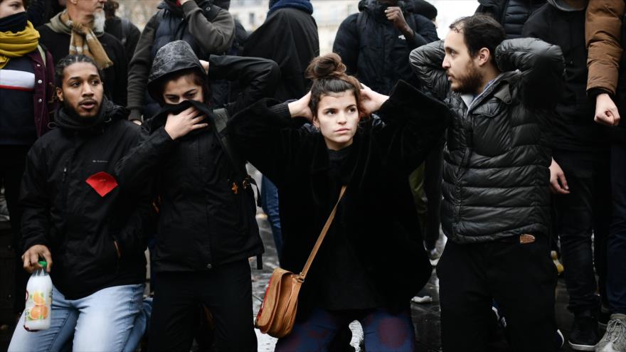 Estudiantes franceses remedan, de rodillas, vergonzoso arresto