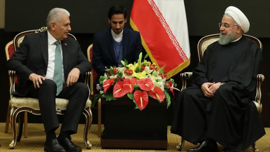 Presidente del Parlamento turco, Binali Yildirim (izq.), se reúne con presidente iraní, Hasan Rohani, en Teherán, 8 de diciembre de 2018. (Foto: Presidente.ir)
