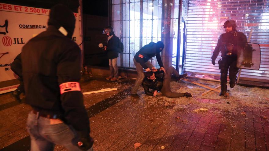 Policía francesa detiene a un hombre durante una manifestación de los llamados chalecos amarillos en París, 8 de diciembre de 2018. (Fotos: AFP)