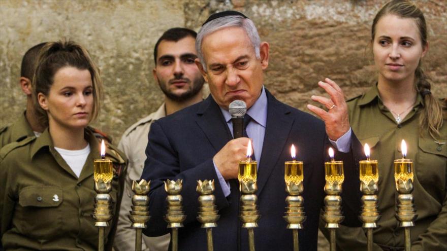 El premier israelí, Benjamín Netanyahu, (centro) en una ceremonía en la ocupada Ciudad Vieja de Al-Quds (Jerusalén), 6 de diciembre de 2018. (Foto: AFP).