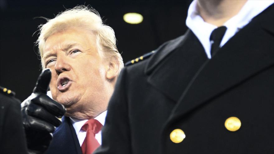 El presidente de EE.UU., Donald Trump, gesticula mientras asiste a un partido del fútbol en Filadelfia, 8 de diciembre de 2018. (Foto: AFP)