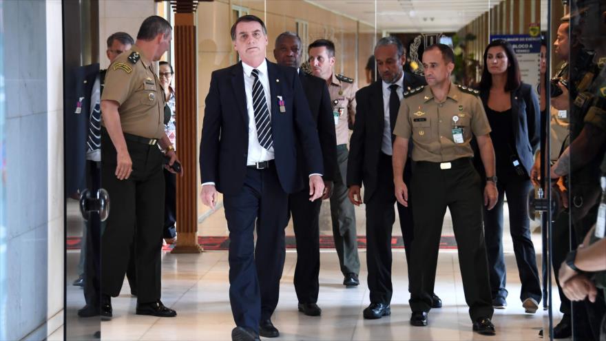 El presidente electo de Brasil, Jair Bolsonaro, sedirigirse a la prensa después en la ciudad capitalina Brasilia, 5 de diciembre de 2018. (Foto: AFP)