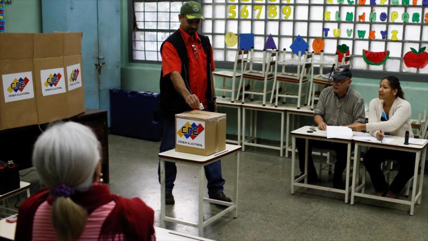 Venezolanos acuden a las urnas para elecciones de concejales
