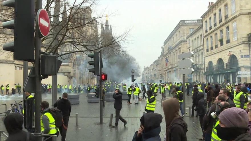Macron bajo presión para actuar mientras París se limpia tras protestas