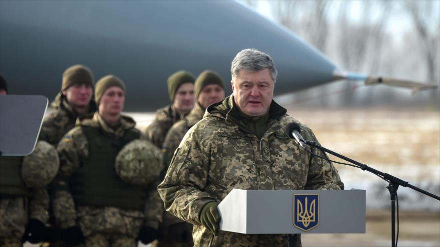 El presidente de Ucrania, Petro Poroshenko, ofrece un discurso en la base aérea de Ozerne, en el norte del país, 6 de diciembre de 2018. (Foto: AFP)