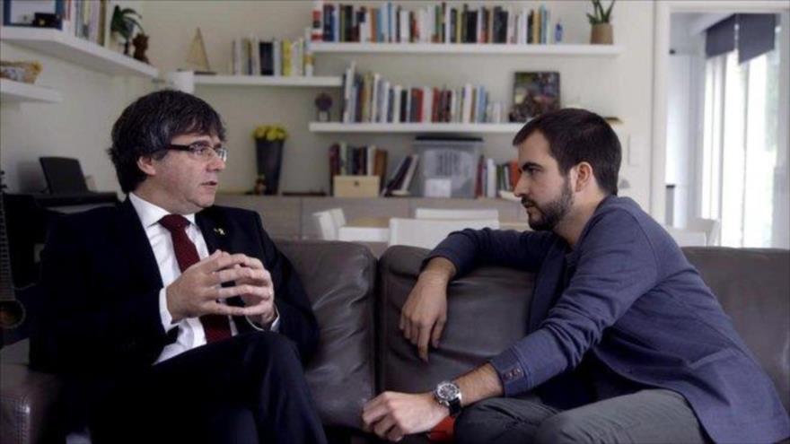 El cesado líder catalán Carles Puigdemont durante una entrevista con El Periódico de Catalunya.