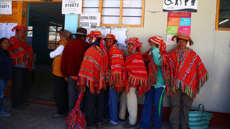 Los peruanos votan por las reformas constitucionales del presidente Martín Vizcarra, 9 de diciembre de 2018. (Foto: AFP)