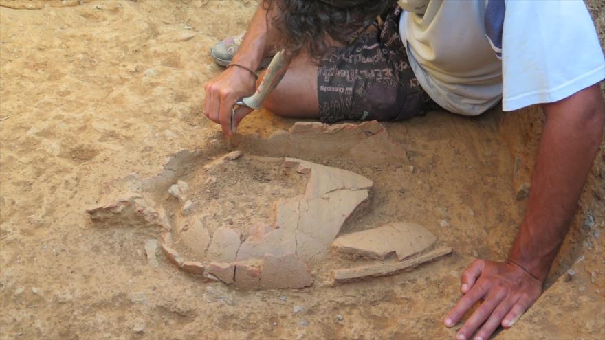 Un arqueólogo encuentra objetos históricos en Ceuta.