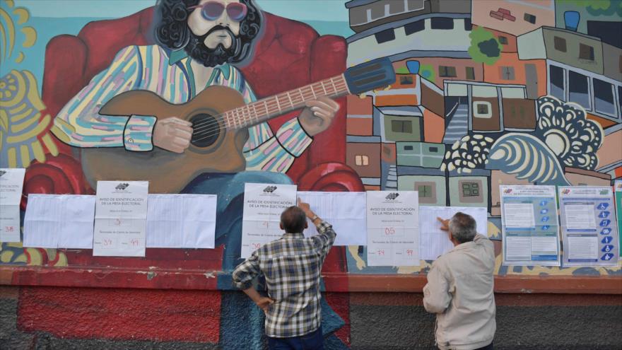 Venezolanos acuden a las urnas para elegir a casi 2500 miembros de los 335 concejos municipales, 9 de diciembre de 2018. (Foto: AFP)