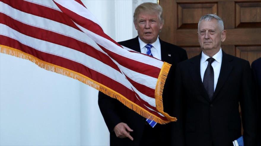 El presidente de EE.UU., Donald Trump (izq.), junto a su secretario de Defensa, James Mattis.