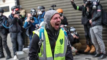 Hombre pierde la mano en Francia al recoger una bomba lacrimógena