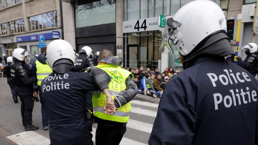 Policía belga mete a manifestantes en establo ‘como animales’