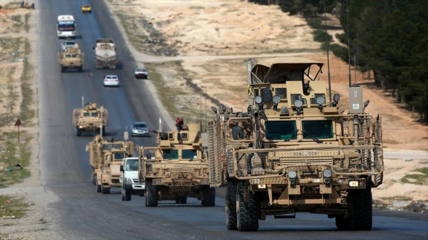 Las fuerzas de la coalición liderada por EE.UU. en Siria conducen rumbo a la ciudad norteña de Manbij, 3 de abril de 2018. (Foto: AFP)