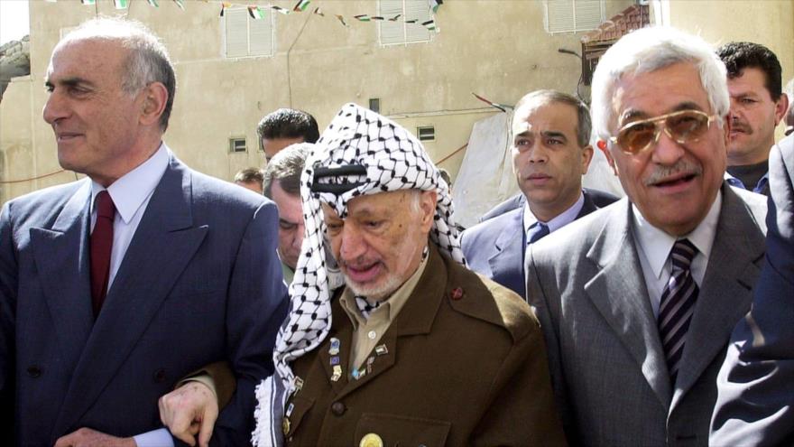 El antiguo líder de la OLP, Yaser Arafat (c), junto al hoy presidente palestino, Mahmud Abás (dcha).