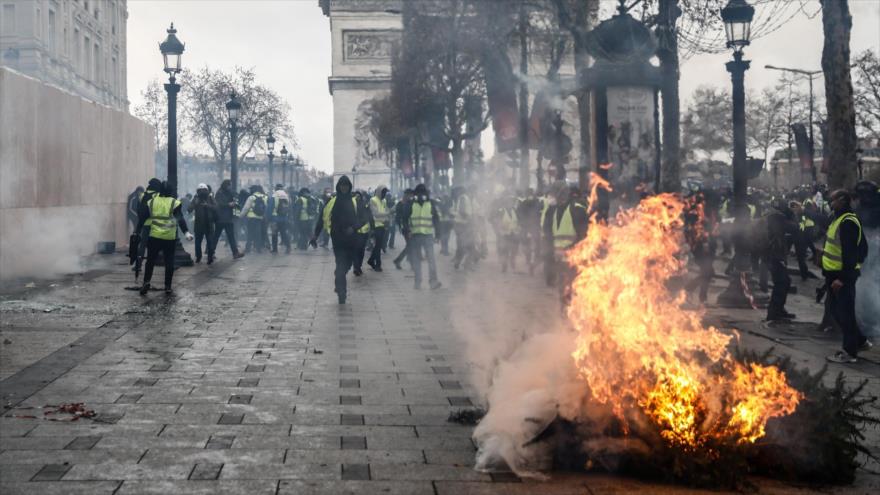 Los llamados “chalecos amarillos” se manifiestan en la Avenida de los Campos Elíseos, París, capital de Francia, 8 de diciembre de 2018. (Foto: AFP)