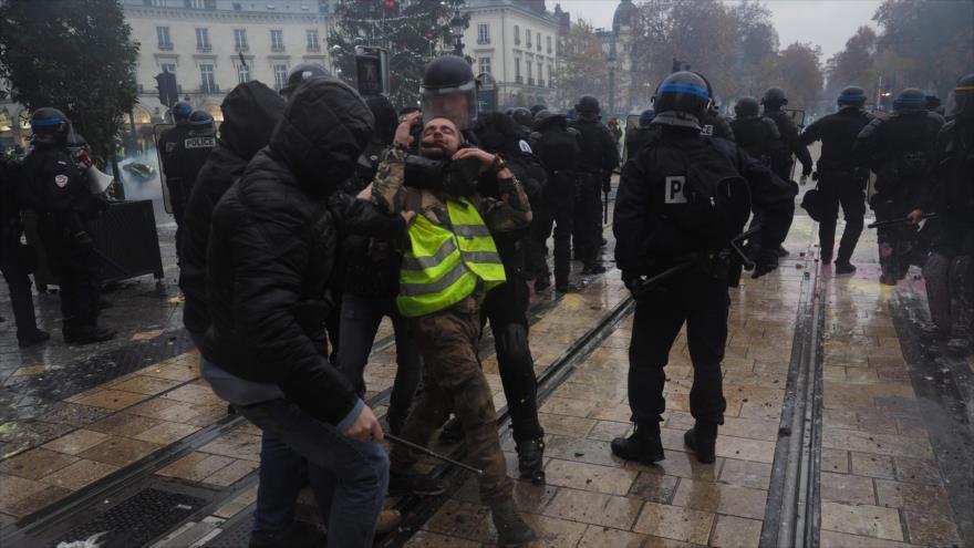 Los agentes de la Policía francesa detienen a un manifestante en Tours, centro del país, 1 de diciembre de 2018. (Foto: AFP)
