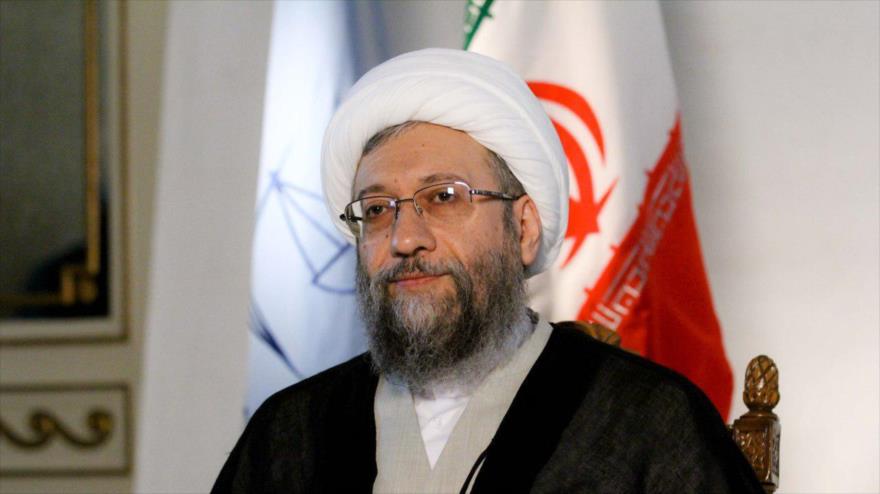 El jefe del Poder Judicial de Irán, el ayatolá Sadeq Amoli Lariyani, en su oficina.
