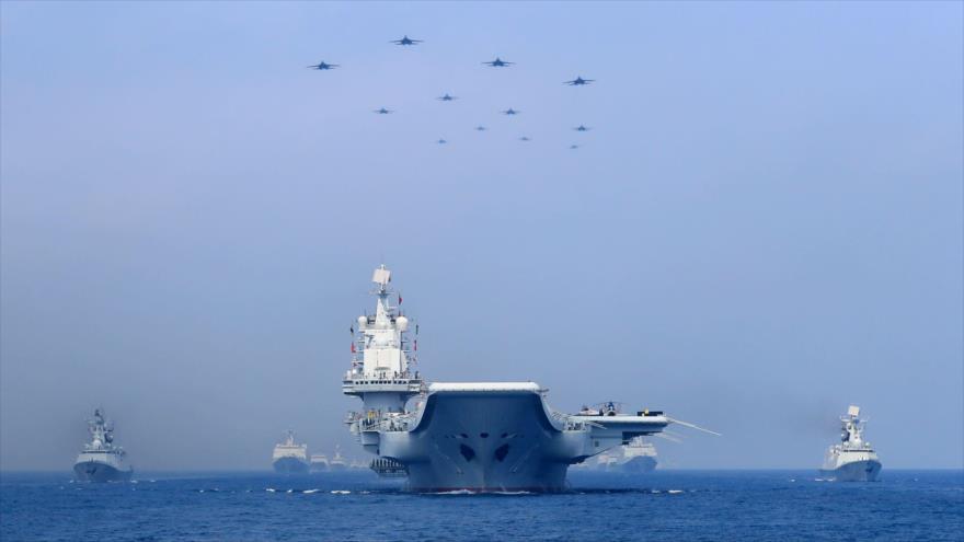 Buques y aviones de guerra de China durante maniobras militares en las aguas en disputa del mar de China Meridional.