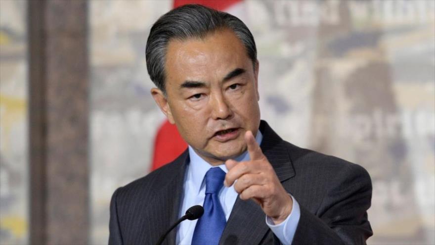 El ministro de Relaciones Exteriores chino, Wang Yi, gesticula con su dedo de modo amenazante en una rueda de prensa en Pekín, la capital china.