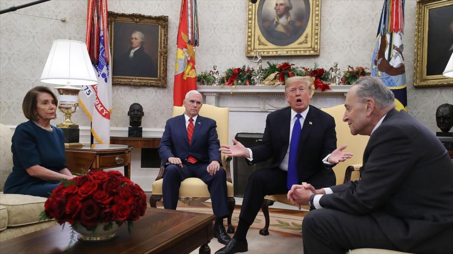 Presidente de EE.UU., Donald Trump (c.) discute en reunión oficial con líderes demócratas, Washington D.C., 11 de diciembre de 2018 (Foto: AFP)
