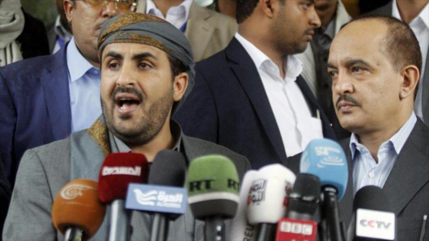 El alto negociador del movimiento popular yemení, Ansarolá, en las conversaciones de paz en Suecia, Muhamad Abdel Salam (izq.).