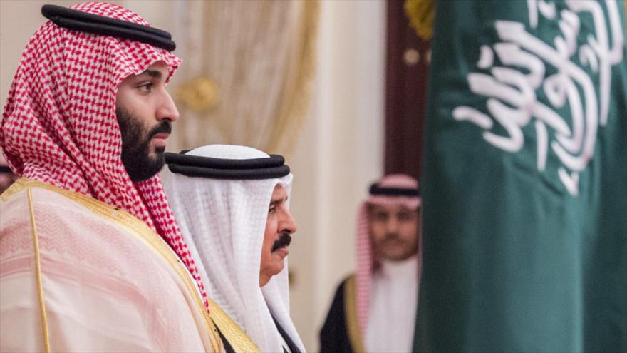 El príncipe heredero saudí, Muhamad bin Salman, (izq.) en Manama, Baréin, noviembre de 2018. (Foto: AFP)