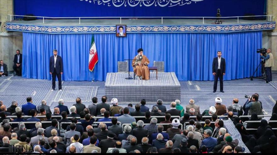 Líder de Irán advierte de posibles conspiraciones contra su país
